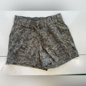 Lululemon On The Fly Midrise Shorts 2.5; green